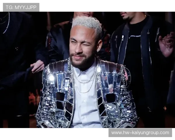 内马尔与少年选手切磋技术,耐心教导被广泛传播 内马尔与少年选手切磋技术,耐心教导被广泛传播